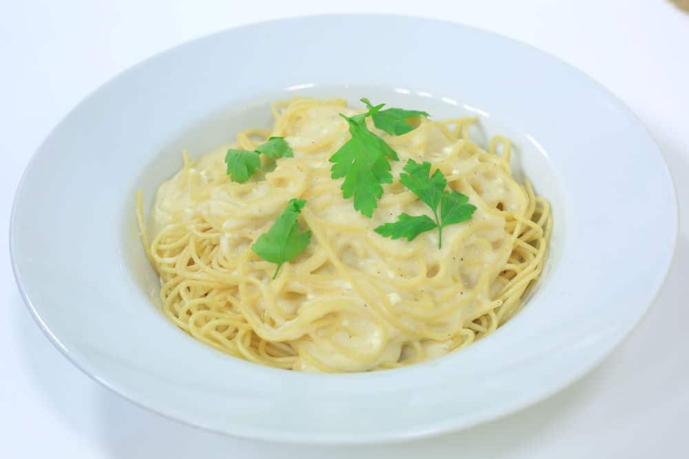 مكرونة بالصوص الأبيض