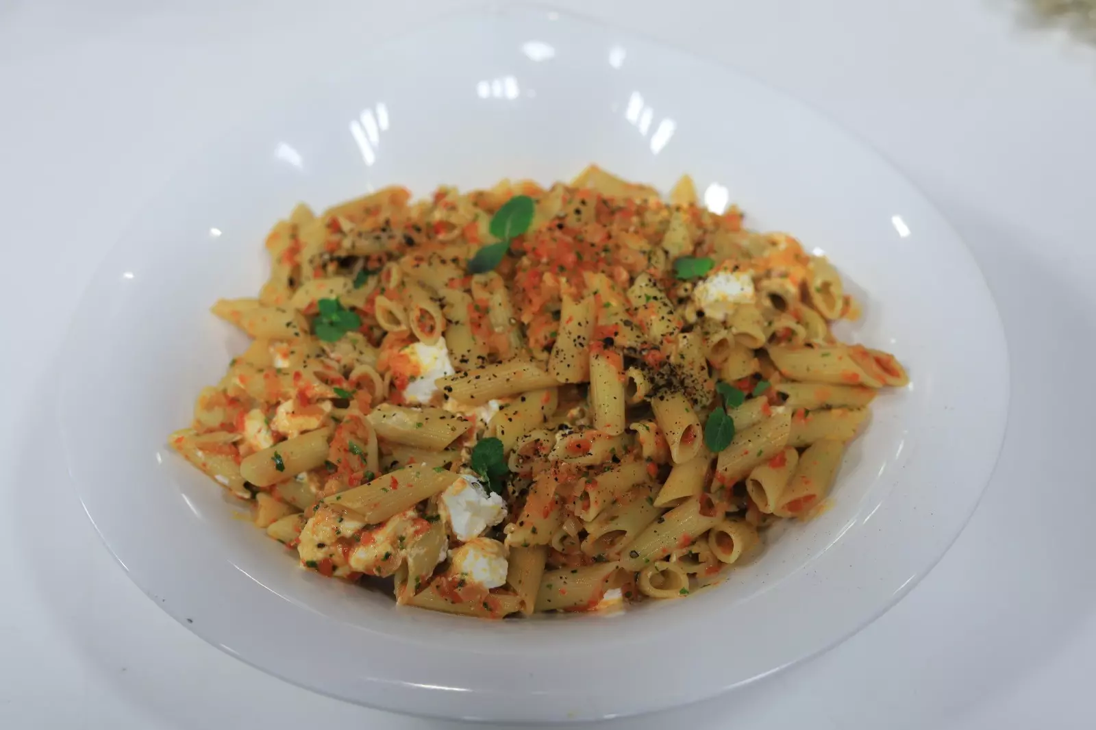 مكرونة بالفلفل المشوي والجبنة الفيتا