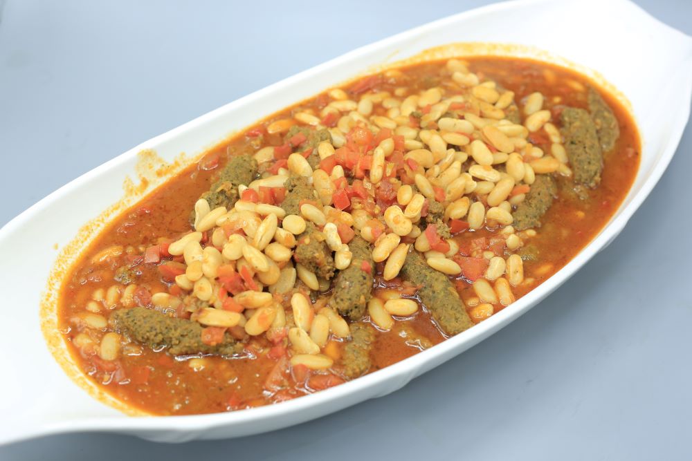 طاجن فاصوليا بيضاء بالكفتة