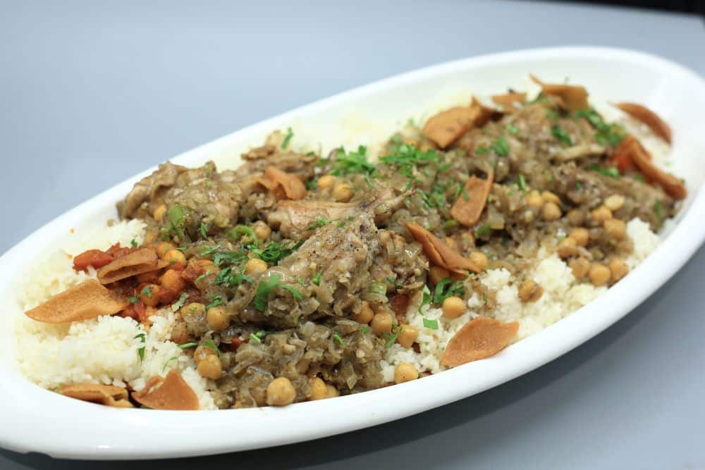 فتة أجنحة بالحمص والبصل