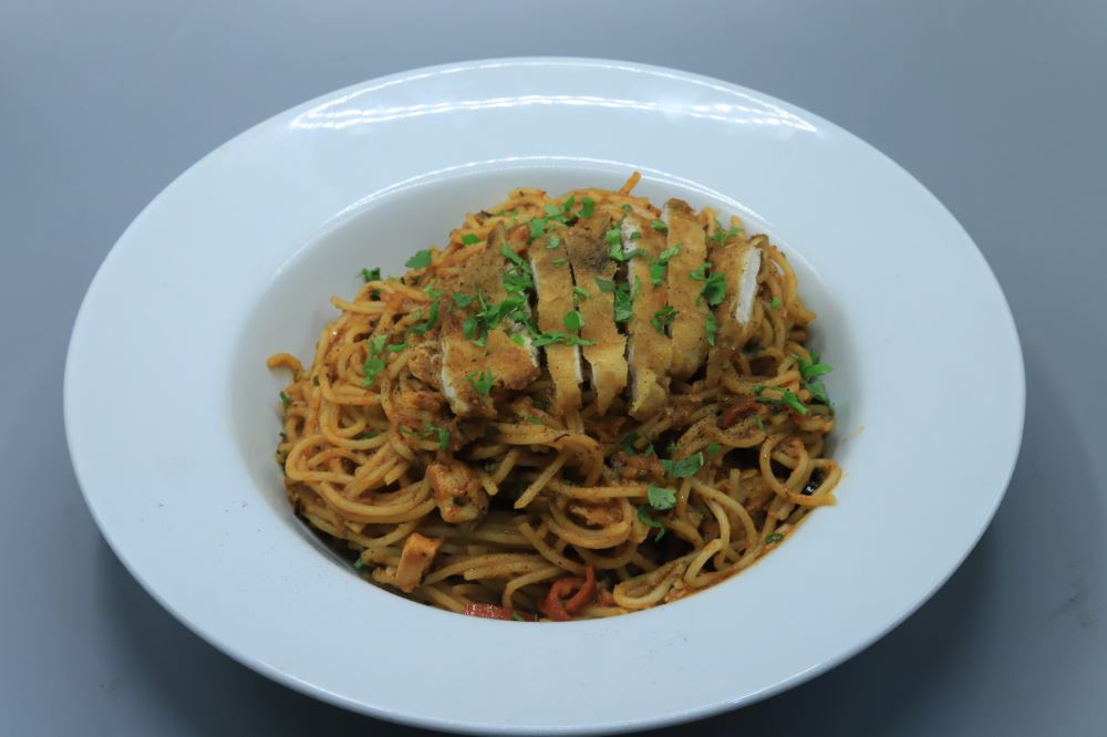 مكرونة بالصلصة والبانيه