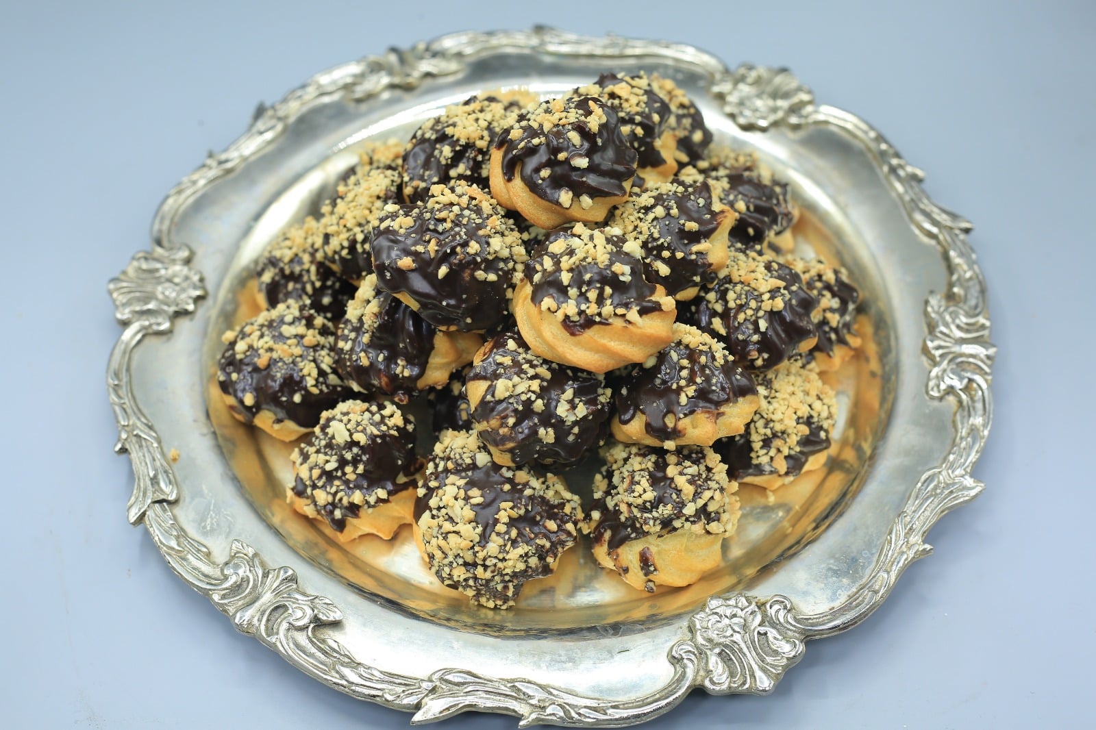 بروفيترول كريمة التمر والشوكولاتة