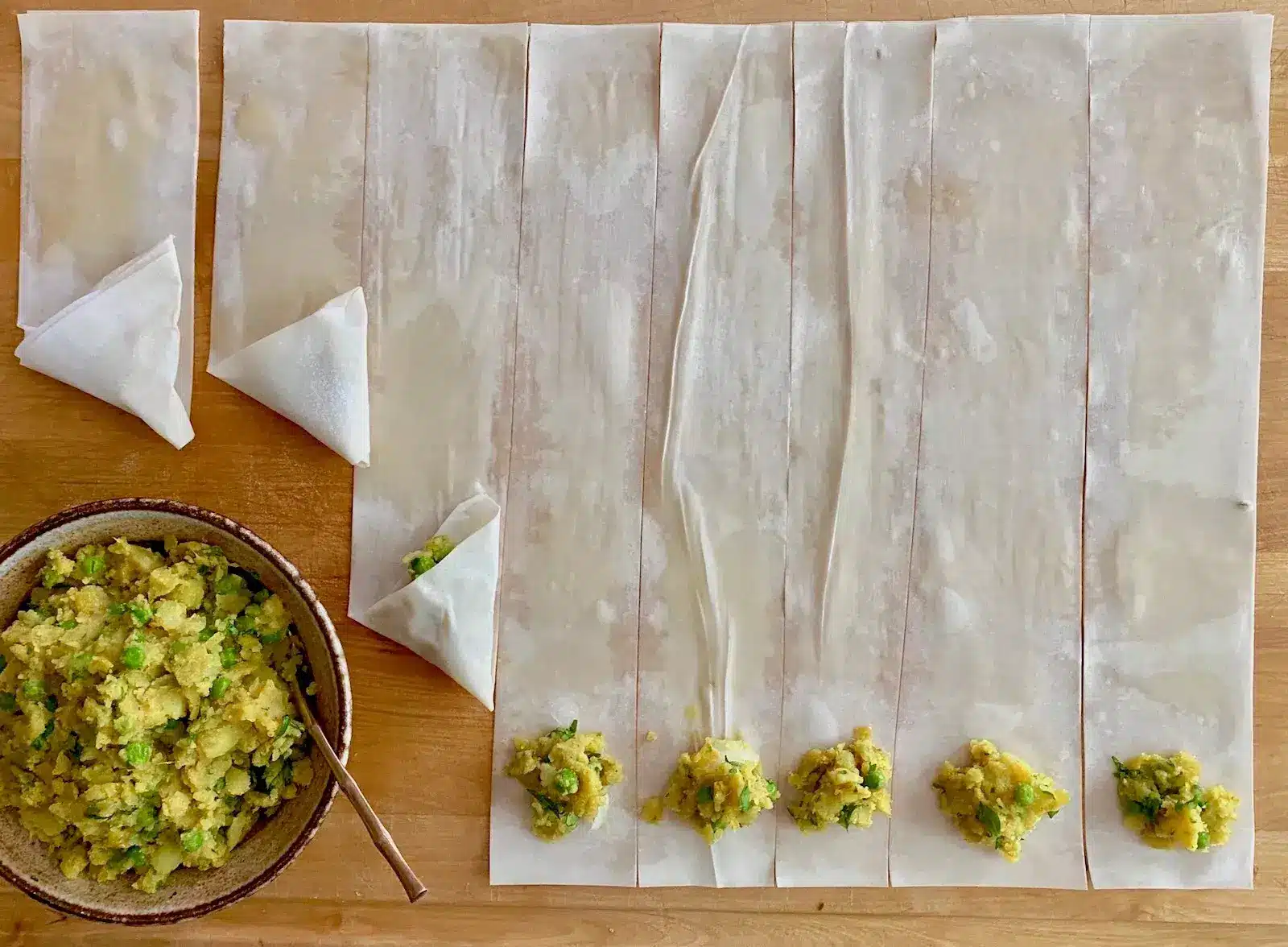 بالصور.. طريقة لف السمبوسة