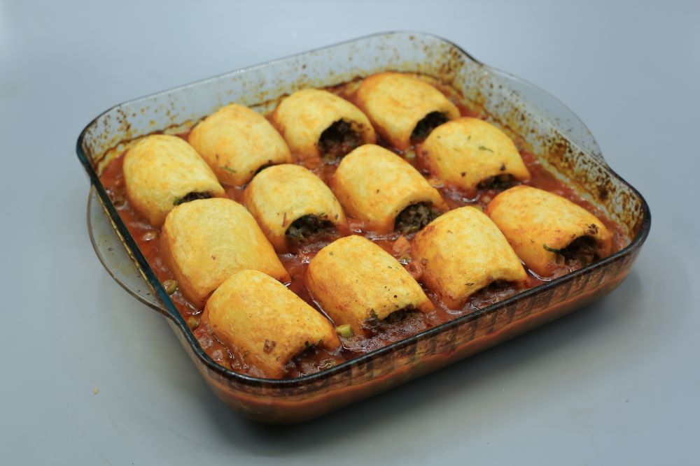 بطاطس محشية بصلصة البسلة والجزر