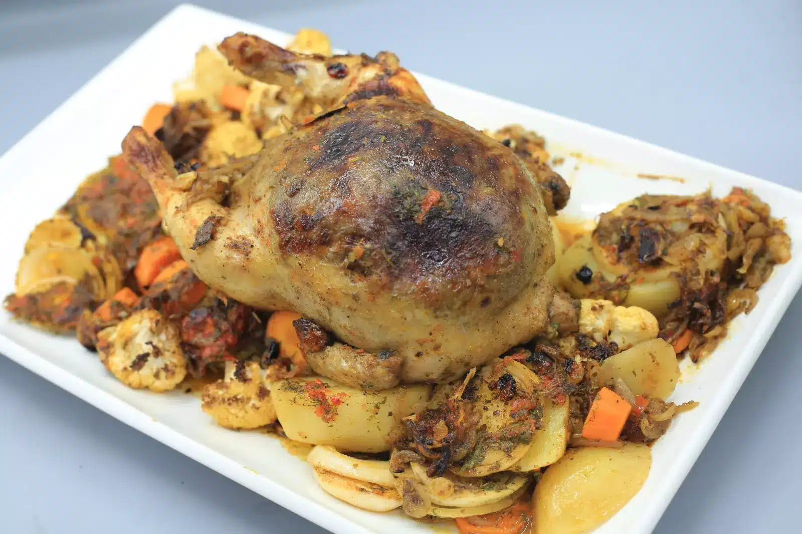 دجاج محشي بالزبيب والبصل