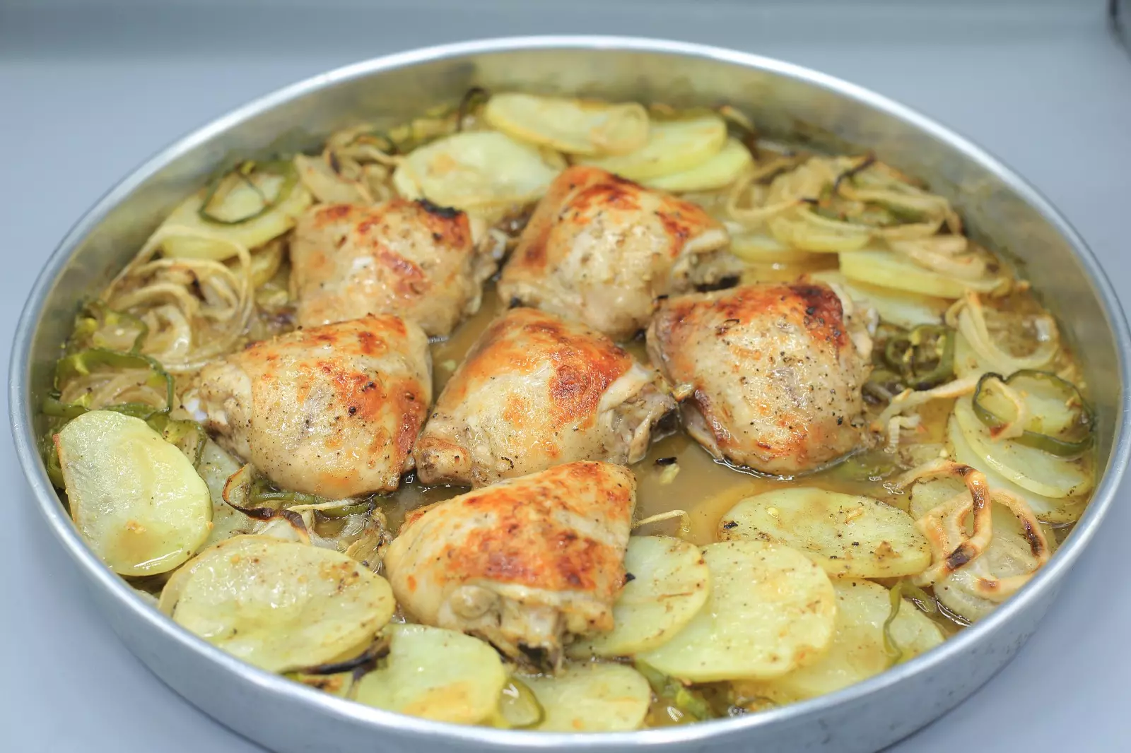 صينية بطاطس مع أوراك الدجاج