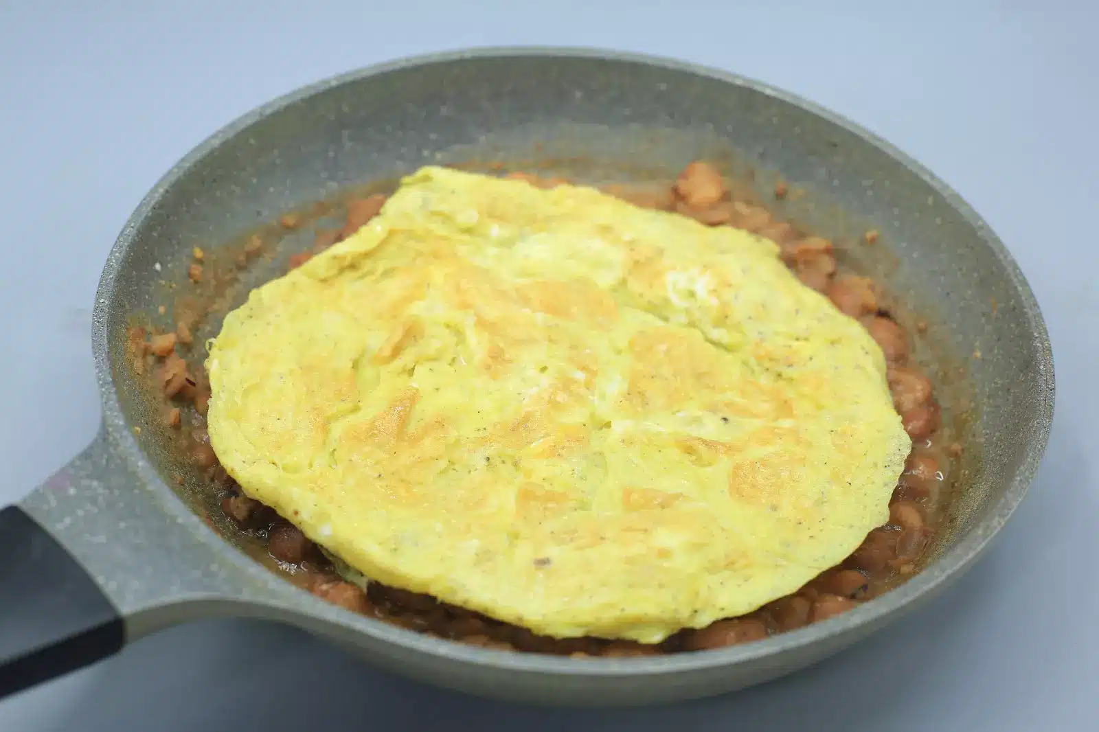 طاسة فول بالبيض الأومليت