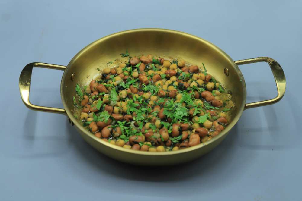 فول بالحمص والكزبرة