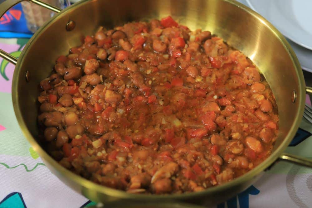 فول بالصلصة والثوم