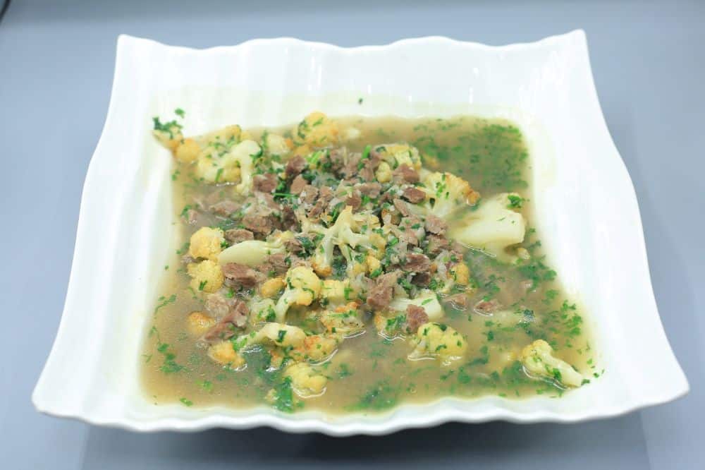 قرنبيط باللحمة وطشة الثوم والكزبرة