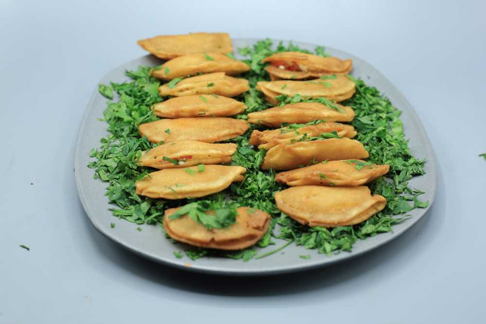 قطايف بحشوة الجبنة والطماطم