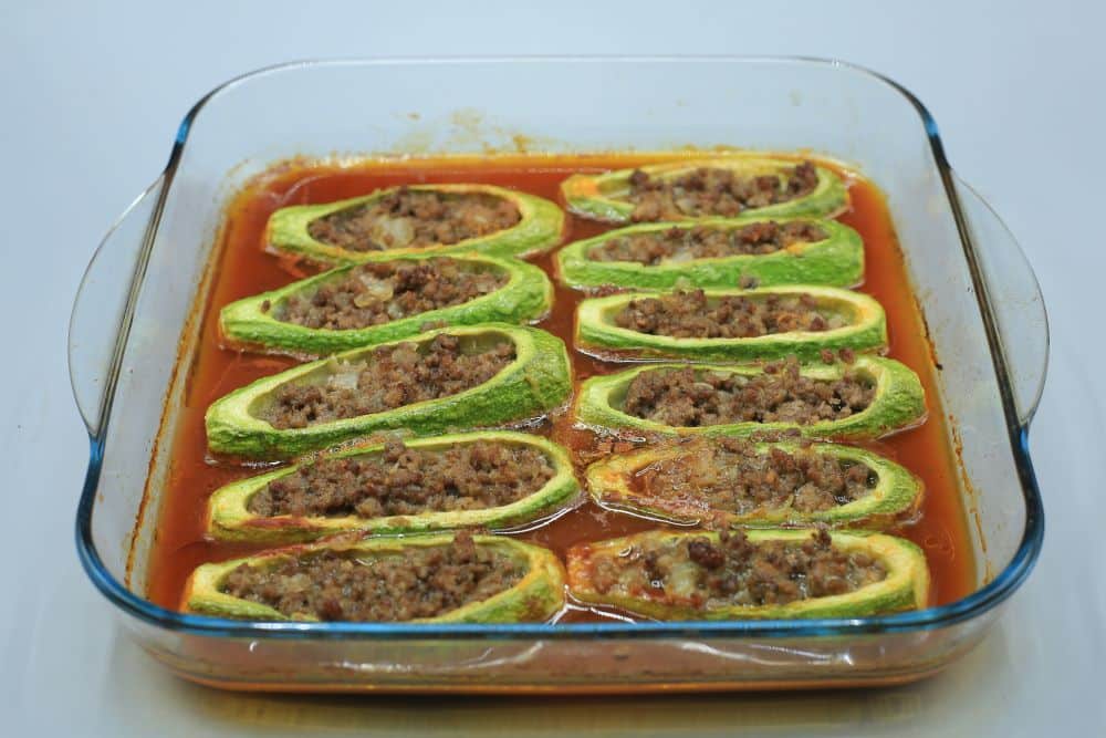 قوارب الكوسة بالصلصة الحمراء