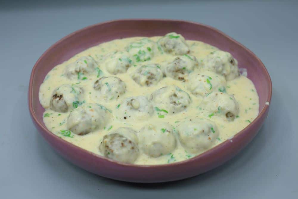 كرات اللحمة بالصوص الأبيض