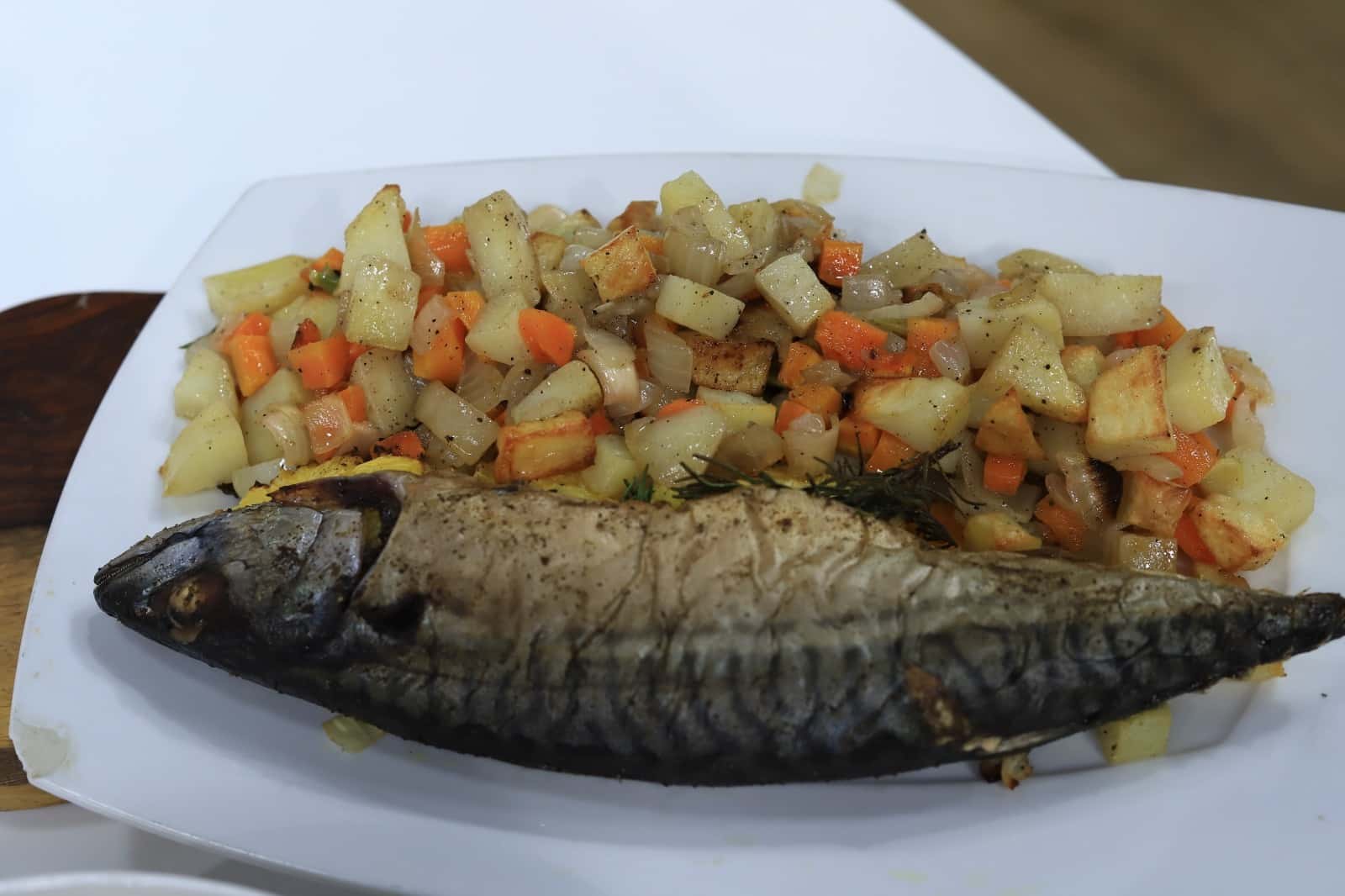 ماكريل مخبوز مع شرائح البرتقال والروزماري