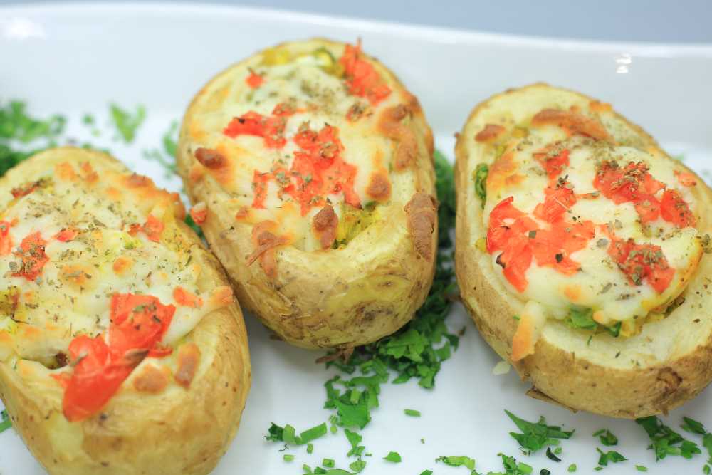 قوارب البطاطس بالبيض المسلوق والجبنة