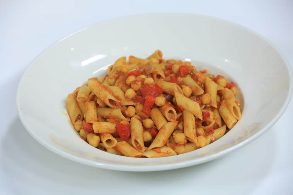 مكرونة بالحمص والطماطم