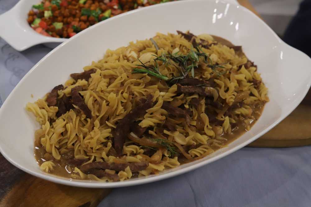 مكرونة باللحمة والصوص البني