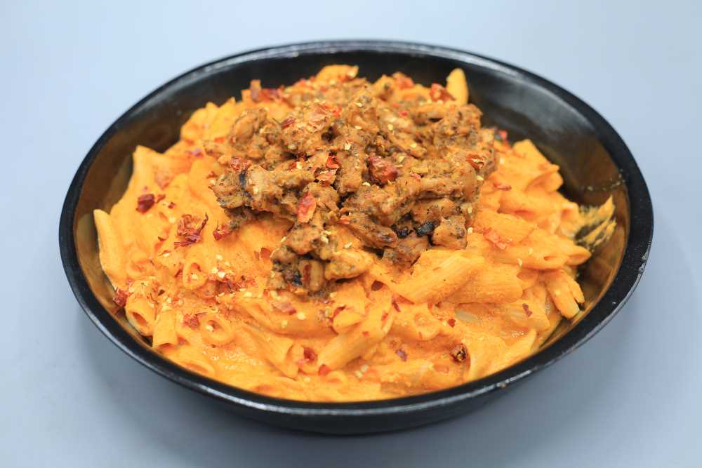 مكرونة بصوص الفلفل الأحمر