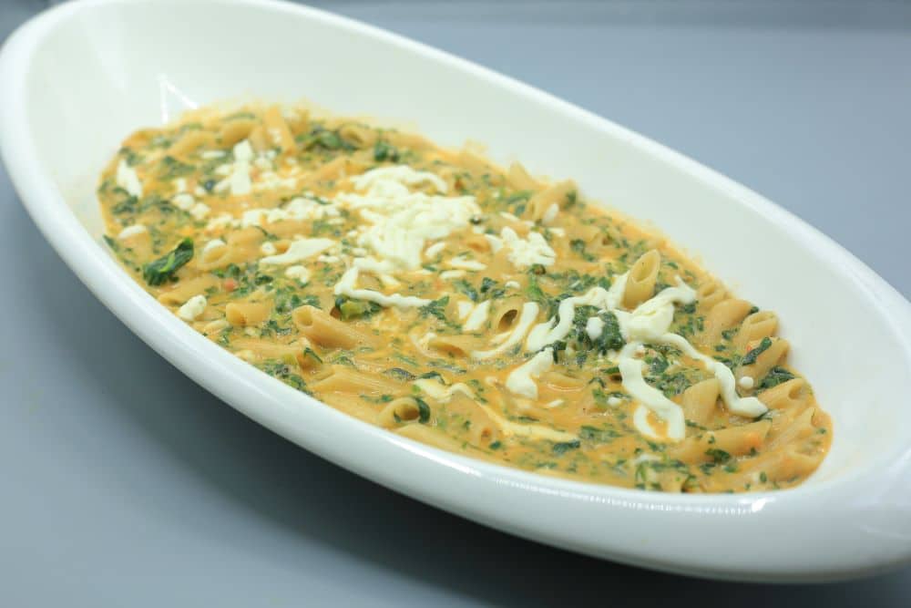 مكرونة بينك صوص بالسبانخ