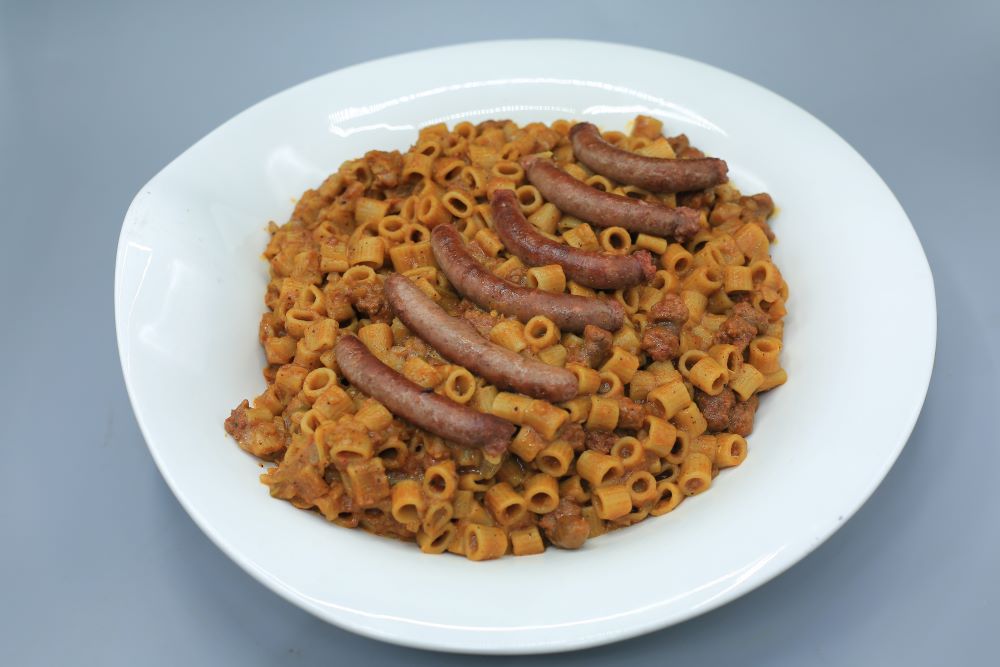 مكرونة حارة بالسجق في حلة واحدة