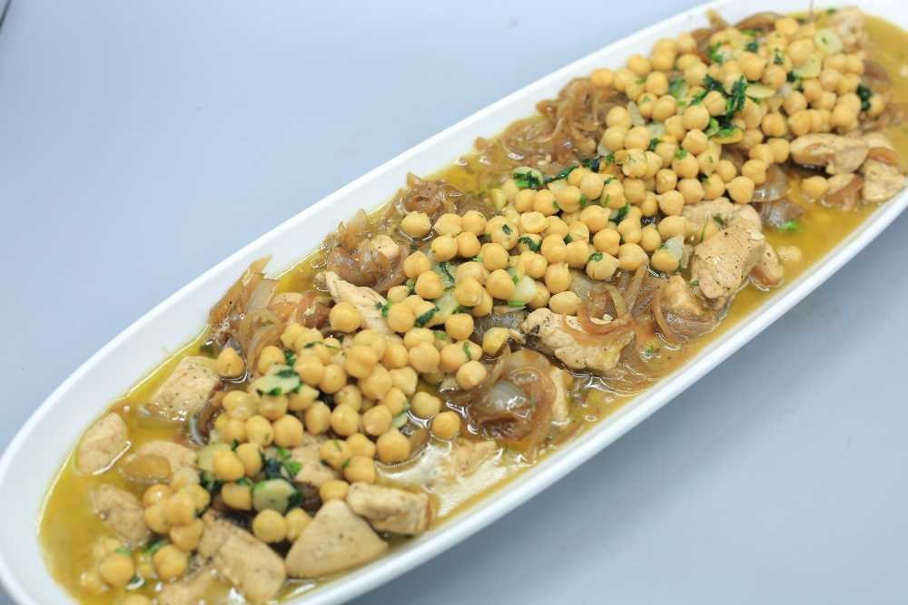 مكعبات صدور الدجاج بالبصل المكرمل