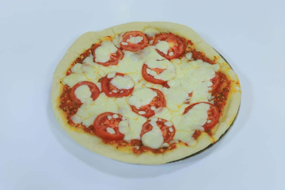 بيتزا إيطالي بالجبنة وصوص الطماطم
