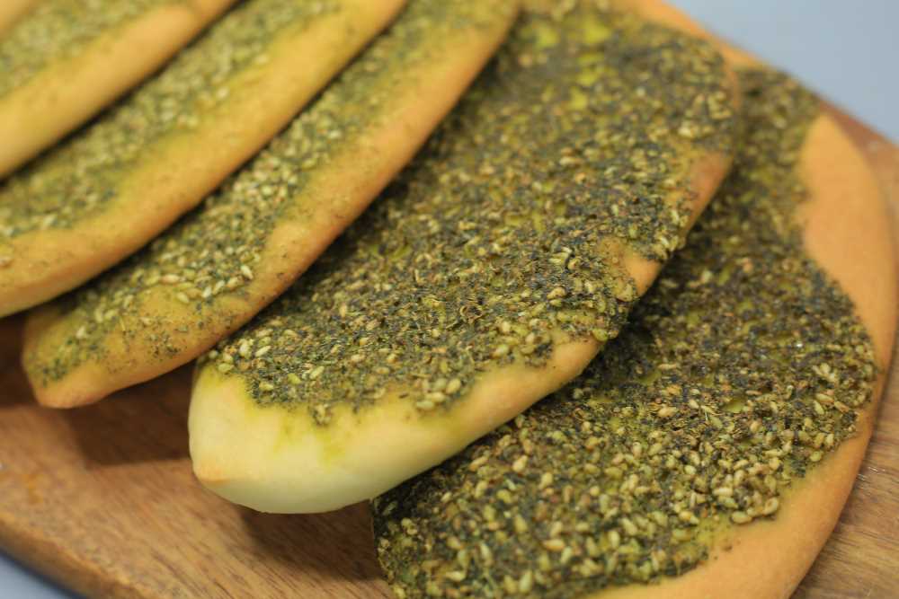 مناقيش بالزعتر وزيت الزيتون