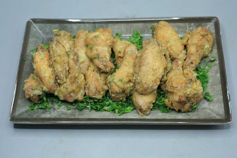 أجنحة الدجاج بصوص الليمون والزبدة