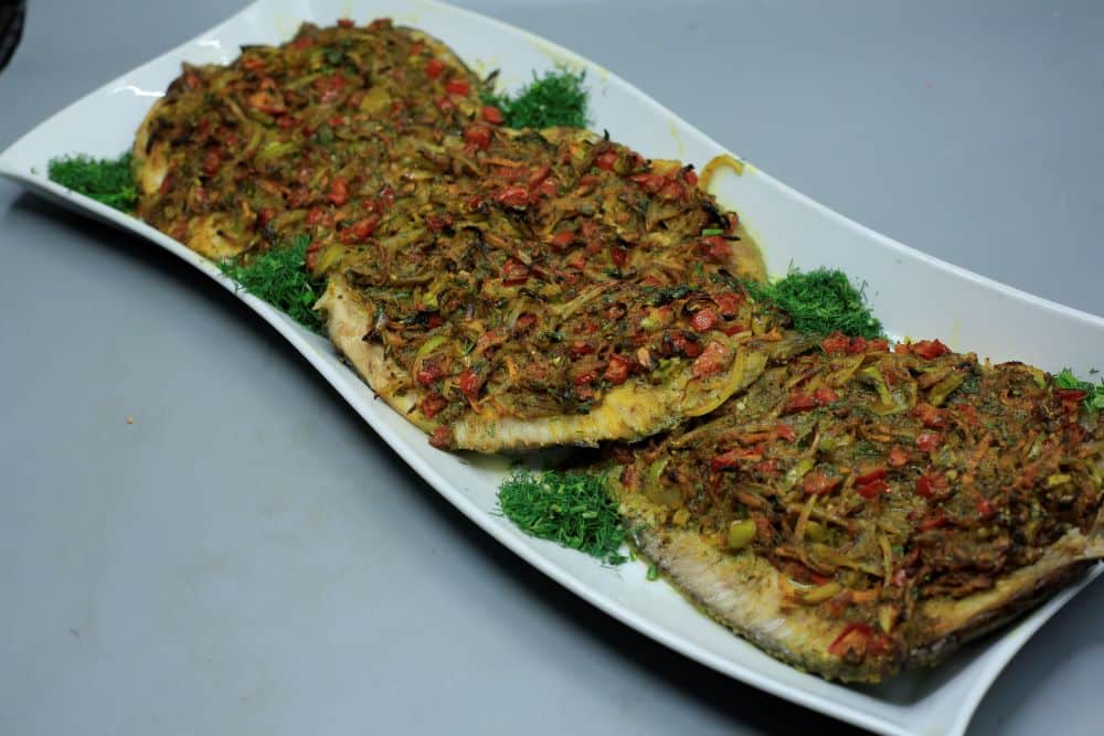 سمك بلطي بصوص الطحينة والسماق