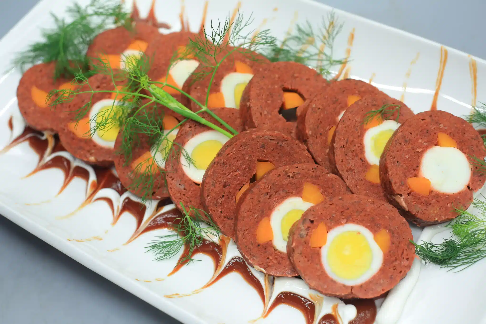 قالب اللحمة بالبيض المسلوق