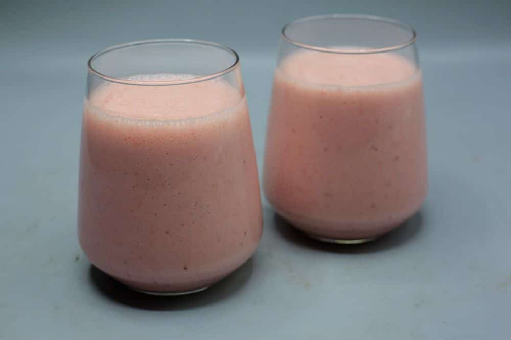 مشروب زبادي بالفراولة