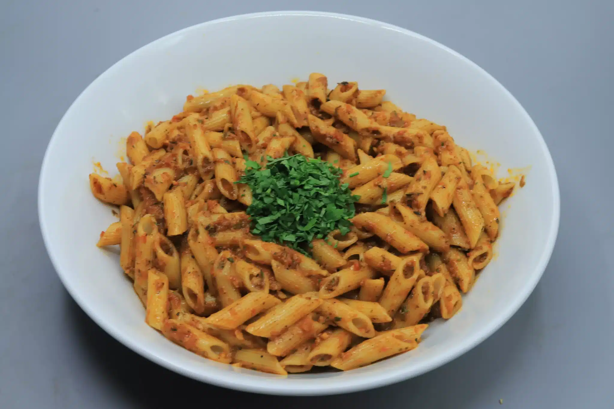 مكرونة بصوص الفلفل المشوي