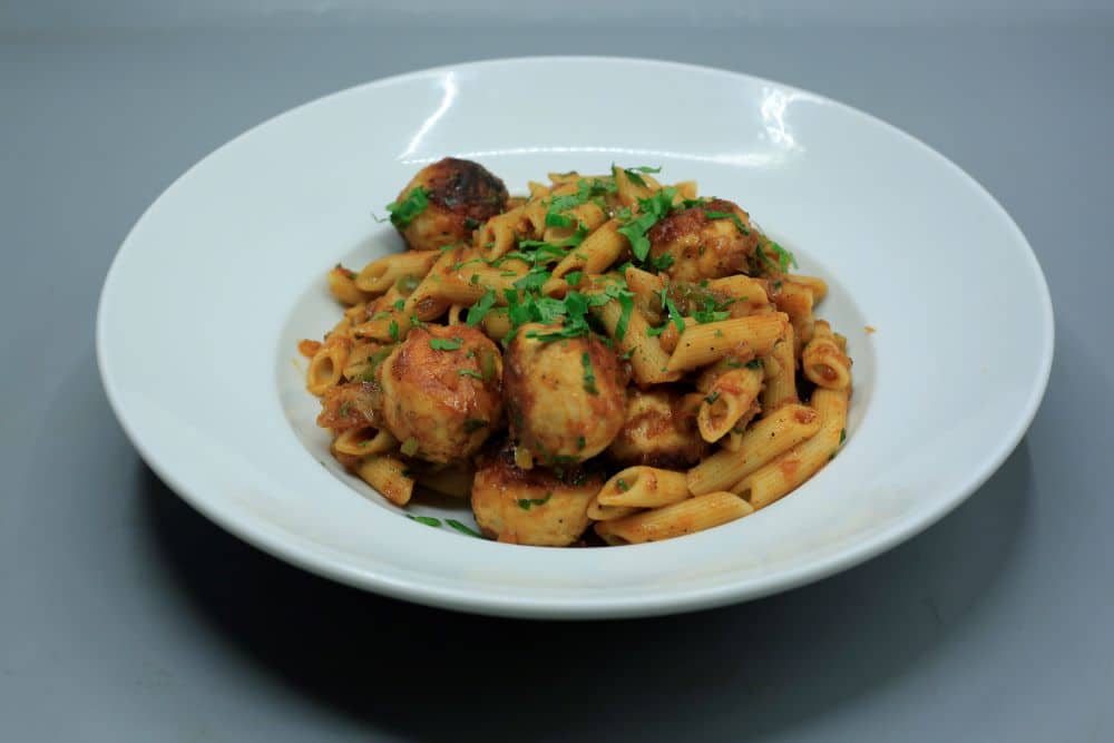 مكرونة بكفتة الدجاج
