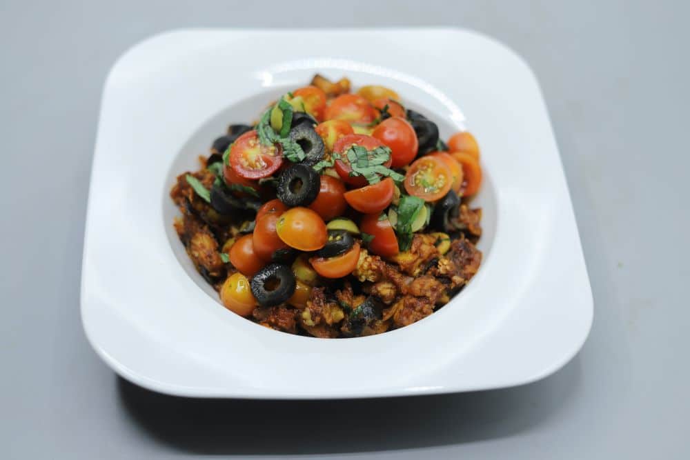 باذنجان بالزيتون والطماطم