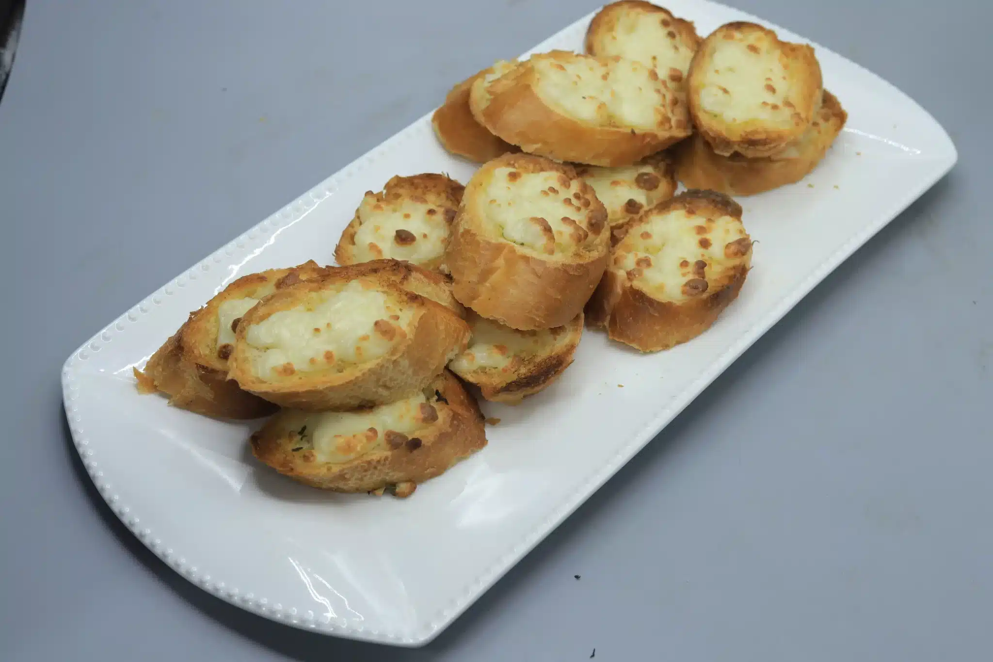 خبز بالثوم والجبنة