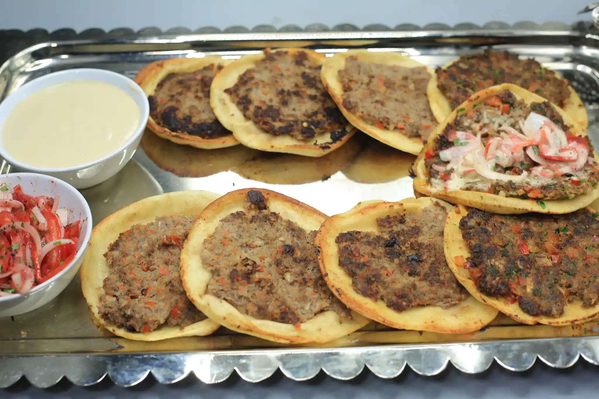 خبز شامي بحشوة اللحم مع السلطة والطحينة