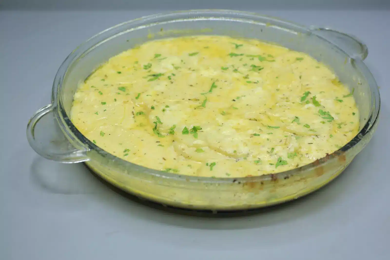 شرائح البطاطس بصوص الجبن بالفرن