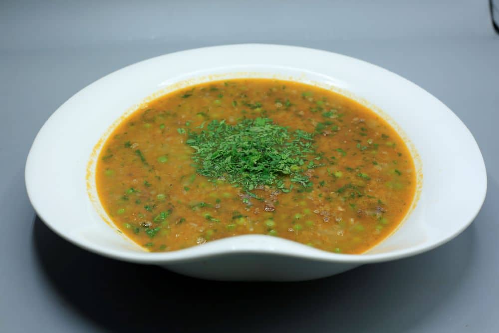 شوربة العدس والبازلاء بالسجق