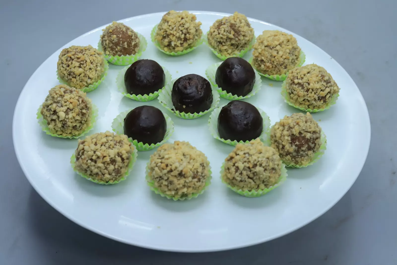 كرات البسكوت بالشوكولاته