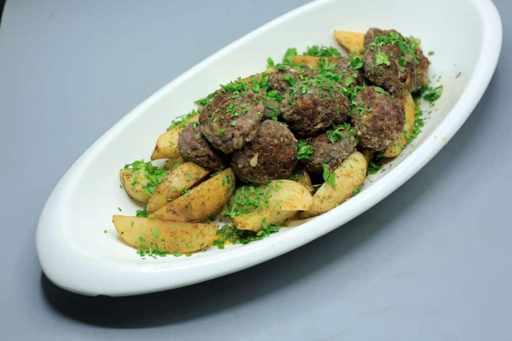 كرات الكفتة المشوية مع البطاطس الويدچز