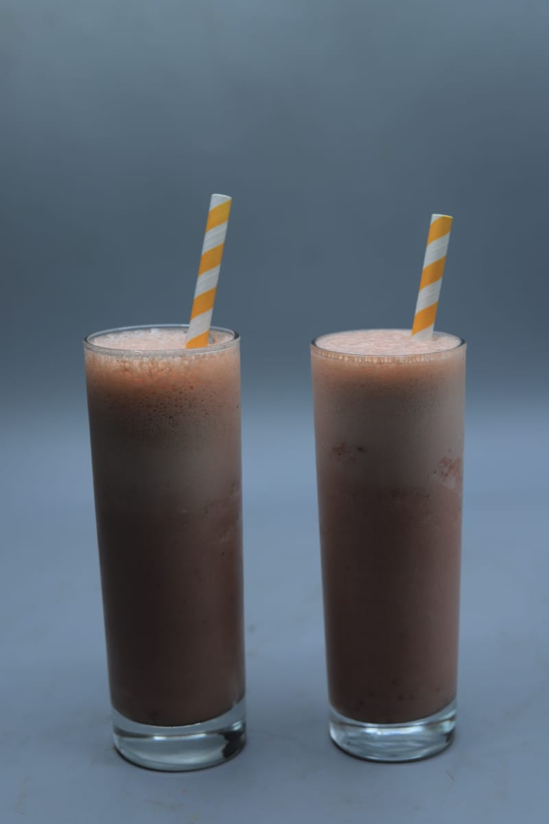 ايس لاتيه الفراولة