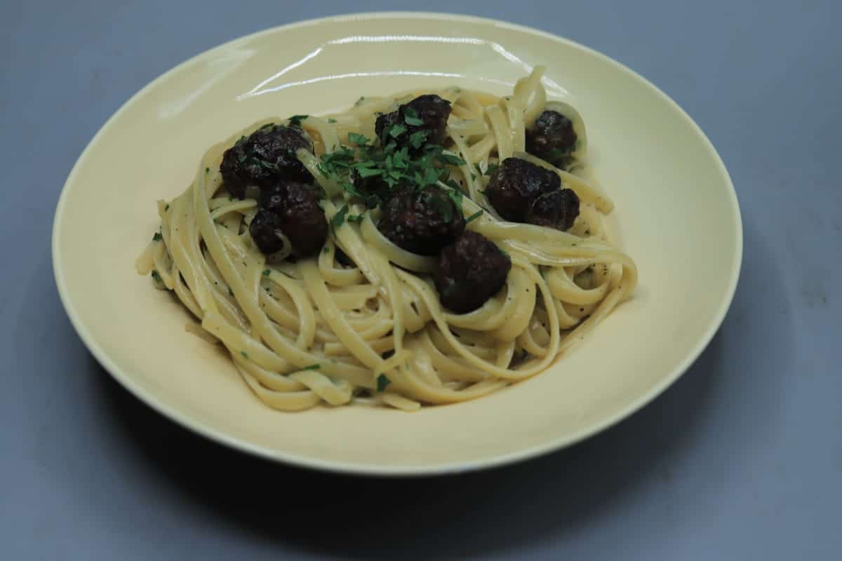 باستا بالكفتة والبصل المكرمل