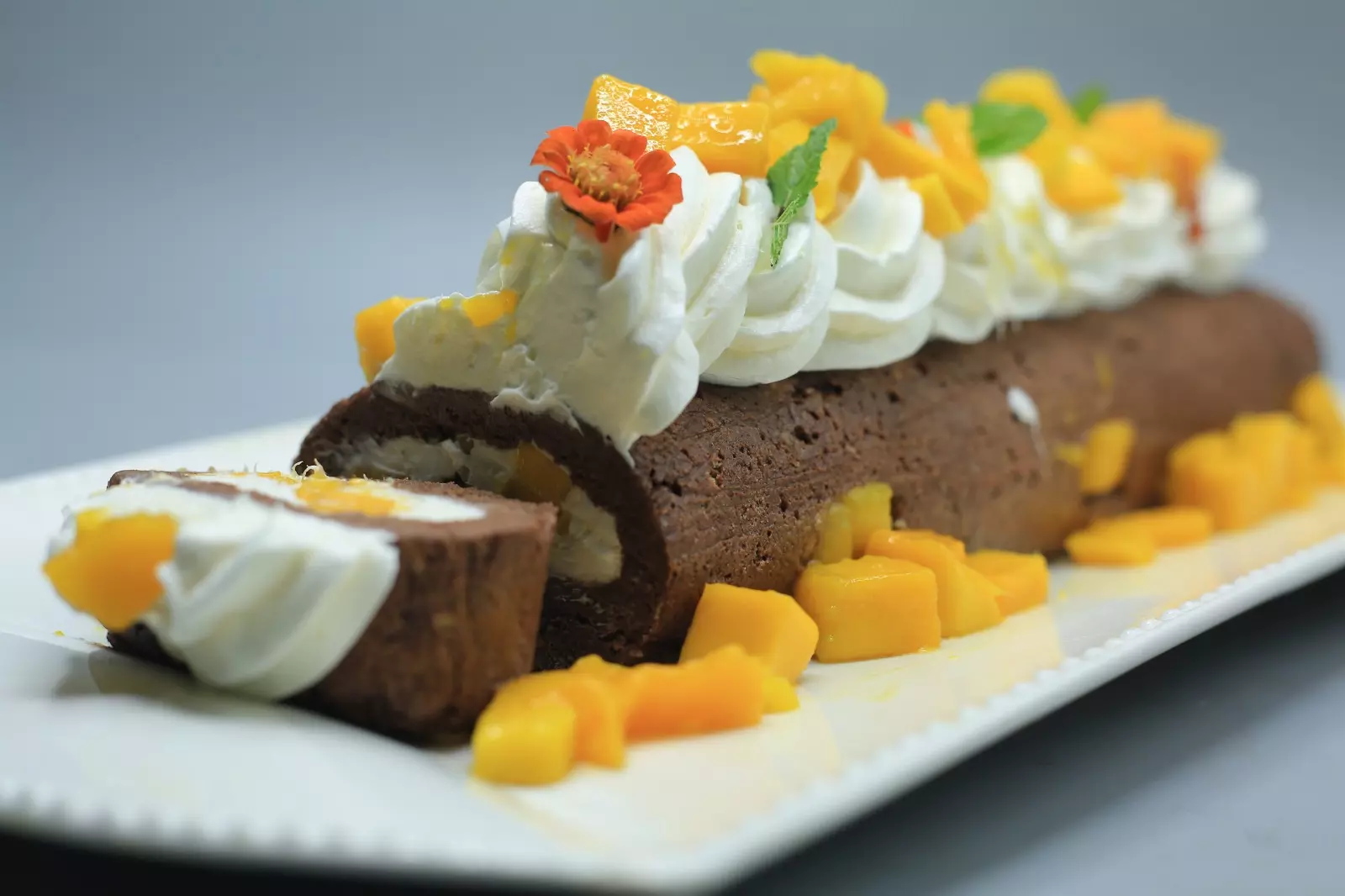 رول البسكوت بحشوة الكريمة والمانجو