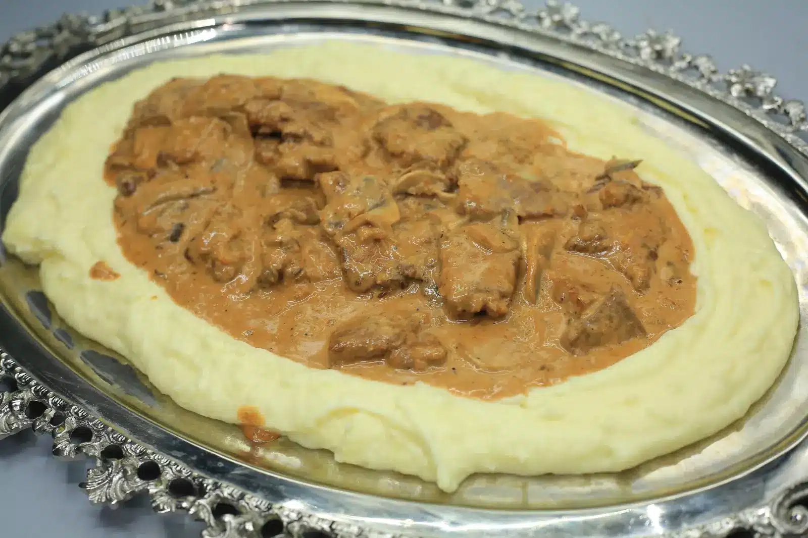 شرائح اللحم مع البطاطس المهروسة