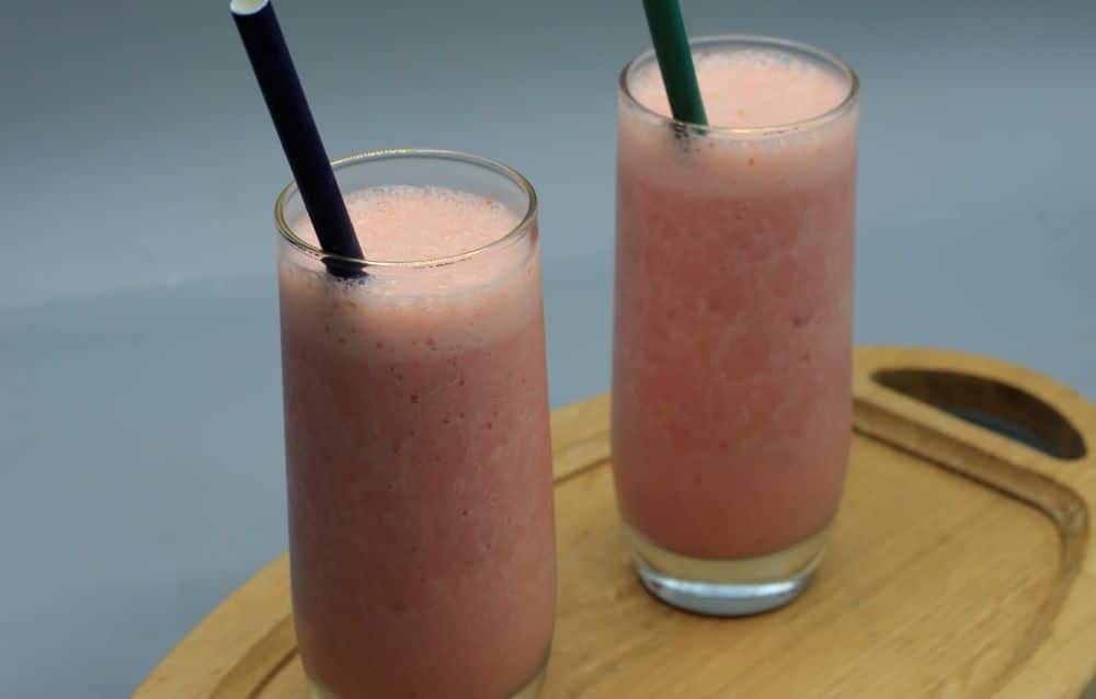 عصير فراولة باللبن وماء الورد