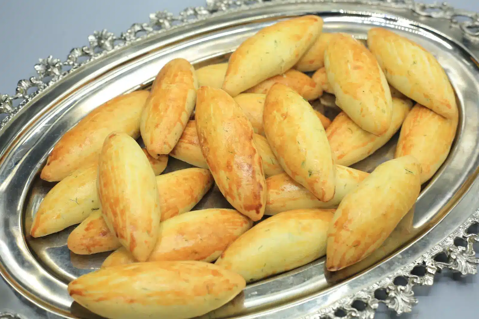 فطائر بحشوة الزيتون والجبن 