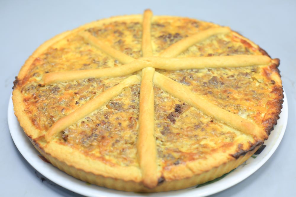 كيش اللحمة المفرومة بالبصل