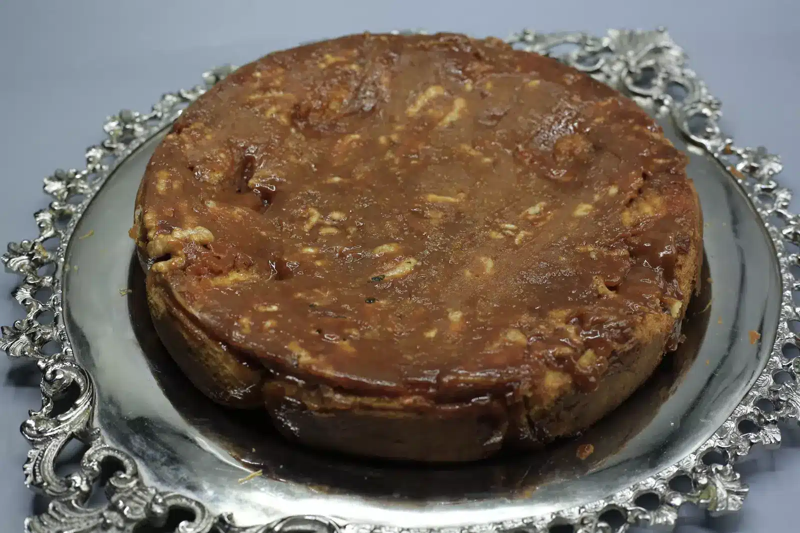 لفائف القرفة المقلوبة بالكراميل وعين الجمل