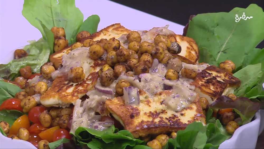 سلطة جبنة حلوم بالحمص المقرمش