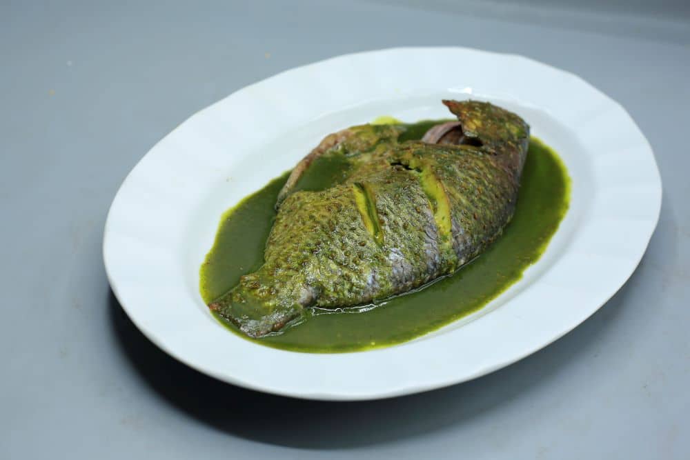 سمك مشوي بصوص العنب